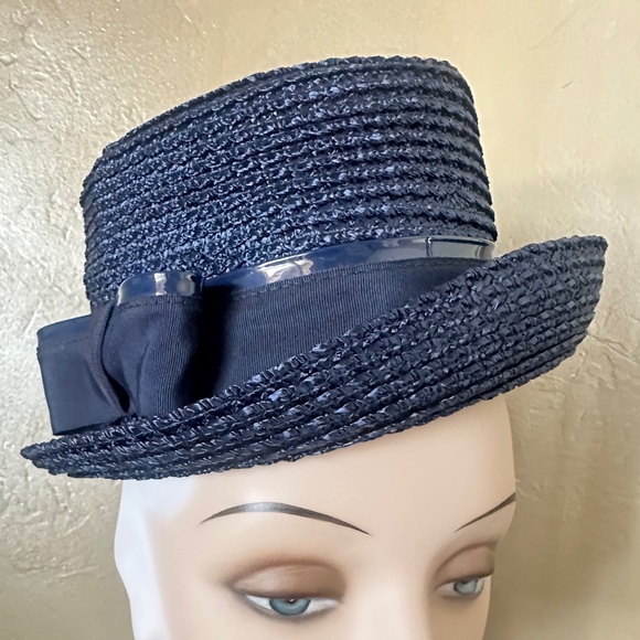 CHIC 1960\'s NAVY STRAW HAT WITH TALL CROWN AND NAVY GROSGRAIN/VINYL BAND